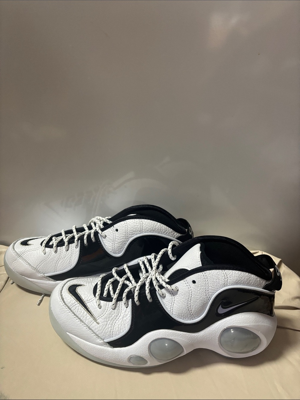 Nike   Air zoom flight 95 White and Black Retro Basketball Shoes S 9.5 open box.